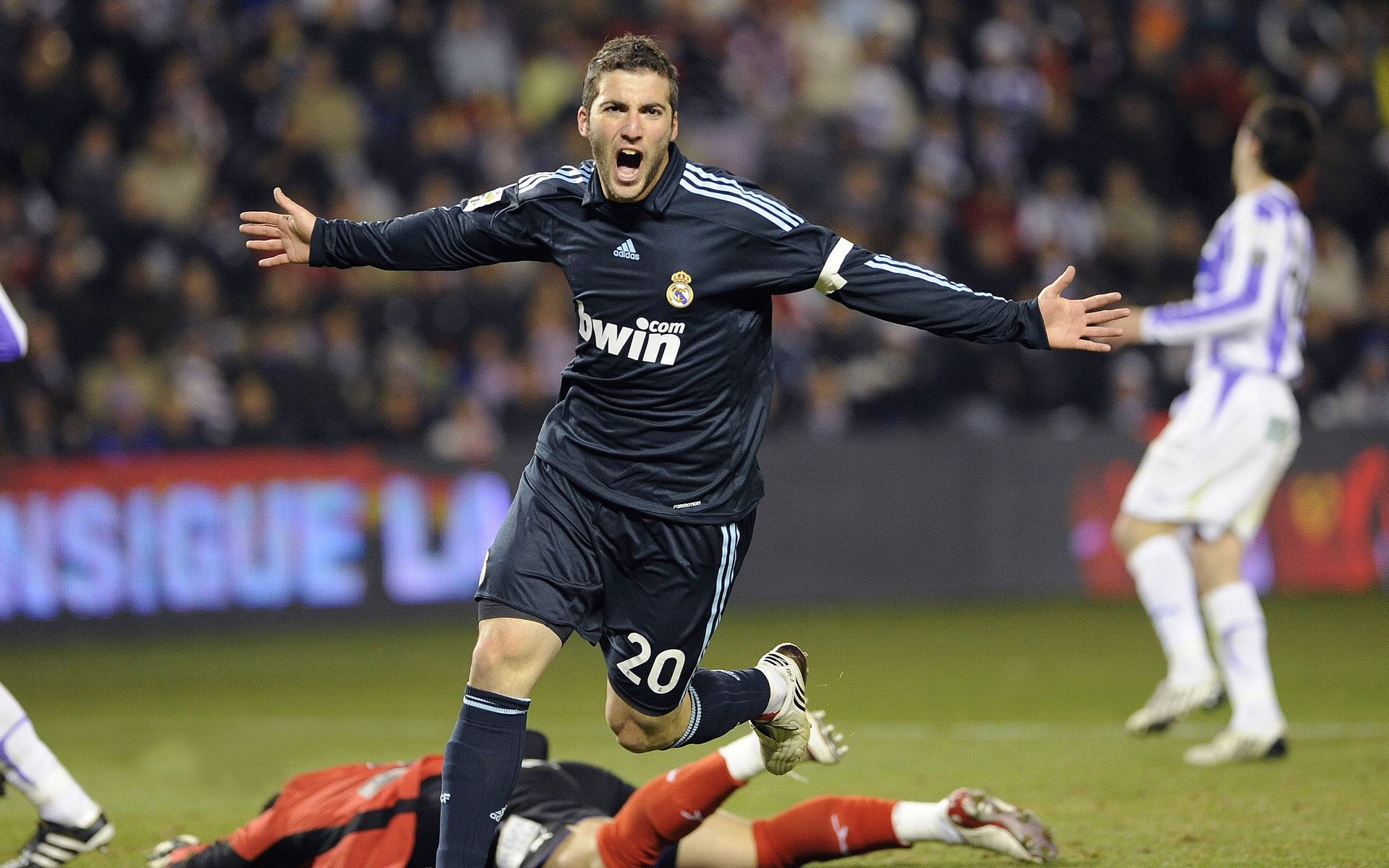 墨西哥队后卫佩雷斯在巴黎奥运会上表现出色，墨西哥洛佩斯